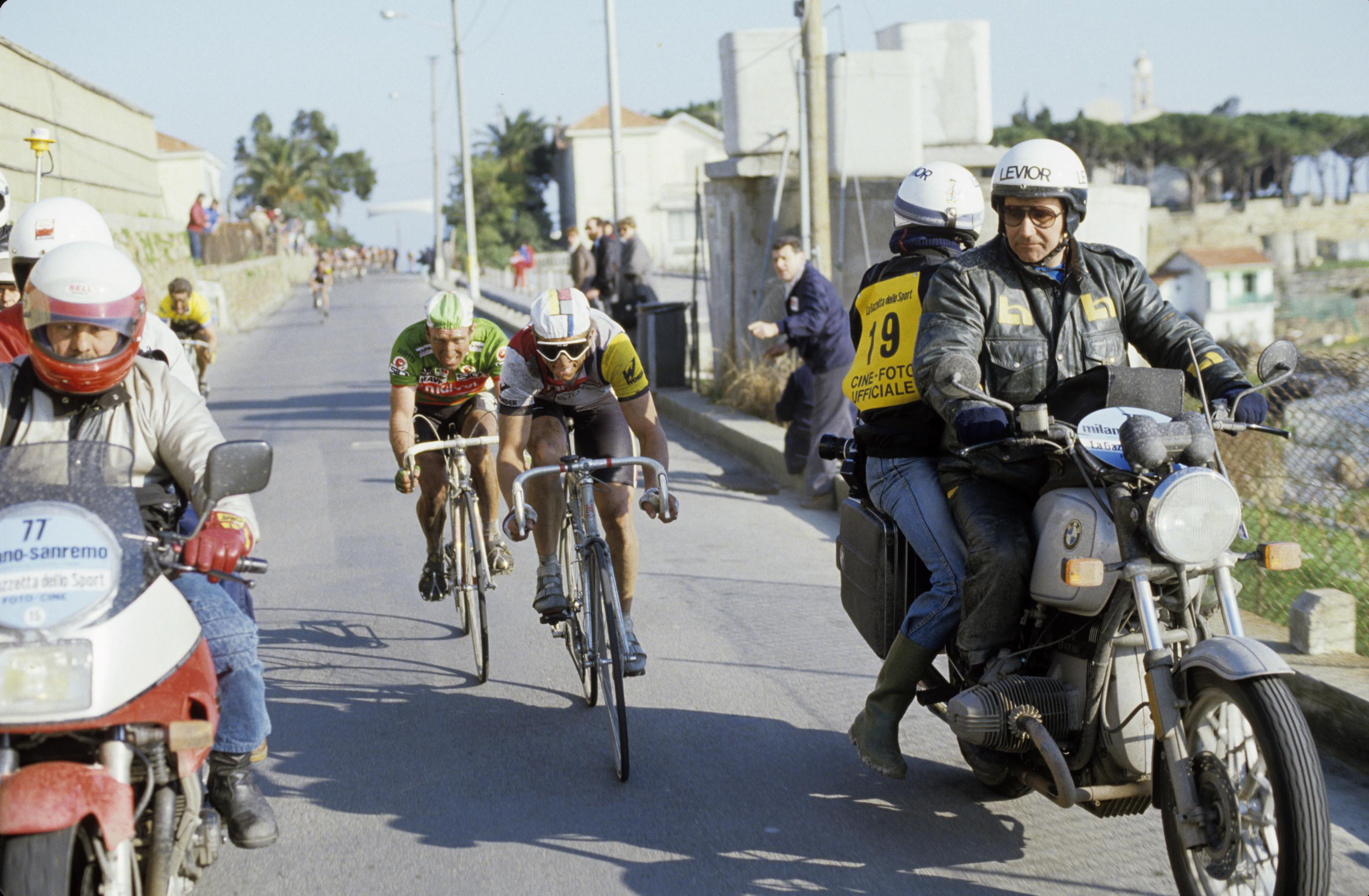 Jakten: Kelly på vei opp til Beccia og LeMond på Poggio. Foto: Presse Sports