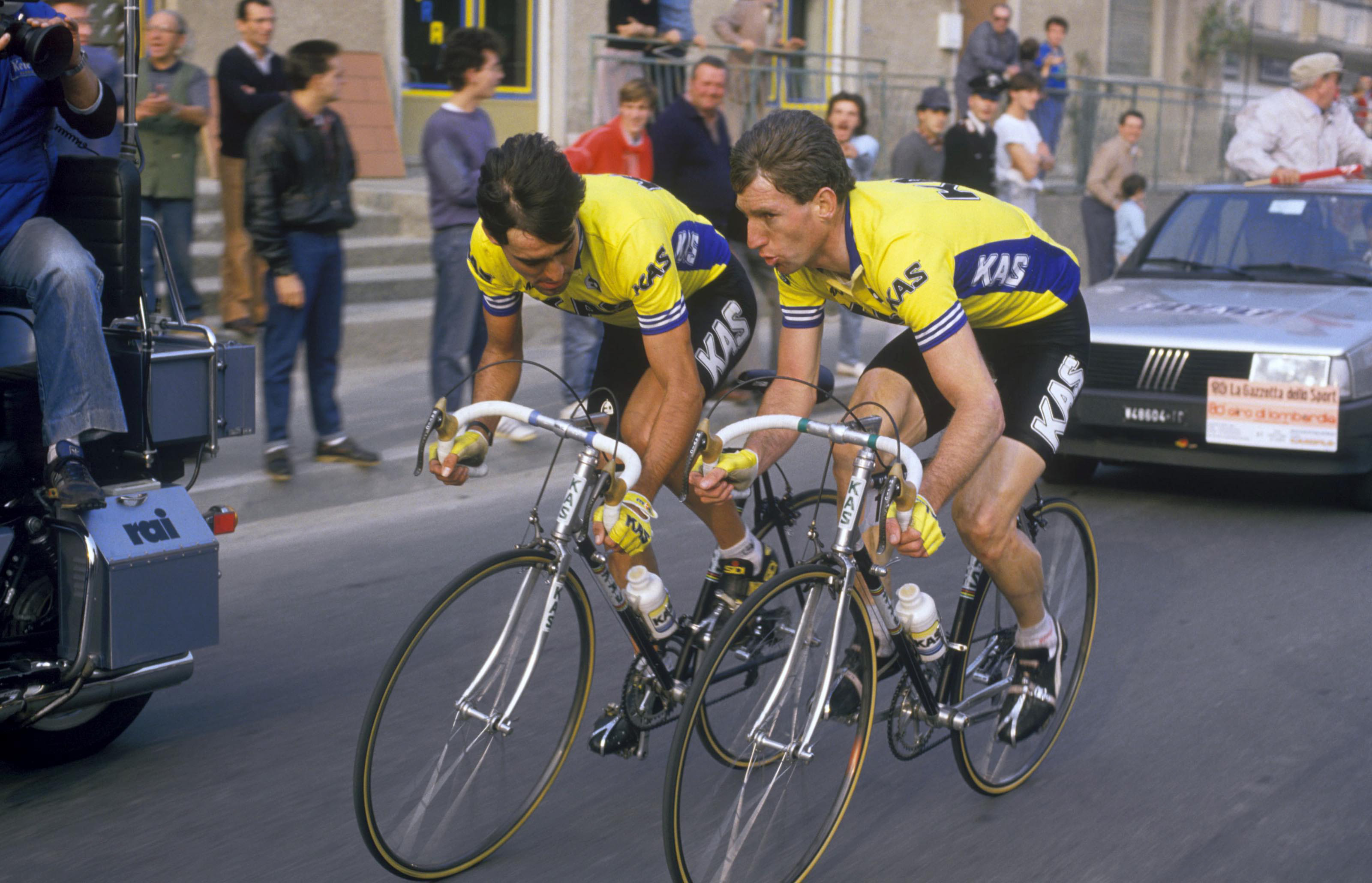 Duo: Kas-rytterne Da Silva og Kelly diskuterer handlingsplanen mot slutten av Giro di Lombardia i 1986. Foto: Presse Sports