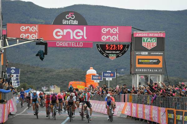 Viviani fratatt etappeseier i Giro d’Italia